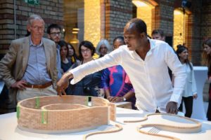 Francis Kéré lors d'un atelier présentation une maquette 