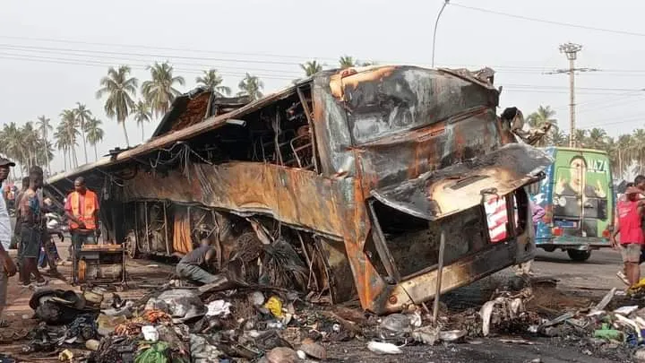 Drame/Yamoussoukro : Collision mortelle entre un car de 70 places et un camion remorque